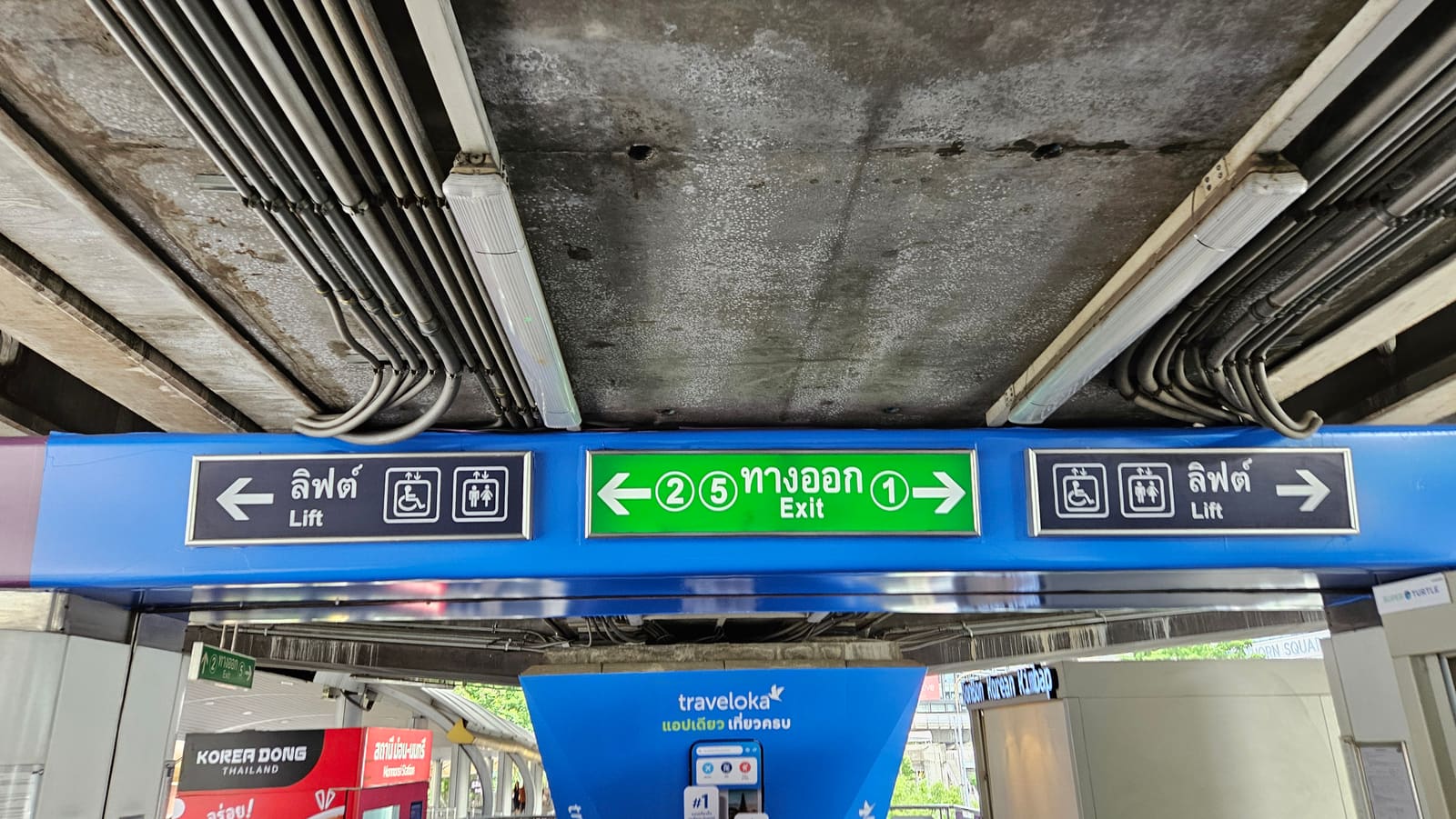 ทางเดินไปทางออกที่ 5 สถานีบีทีเอสช่องนนทรี