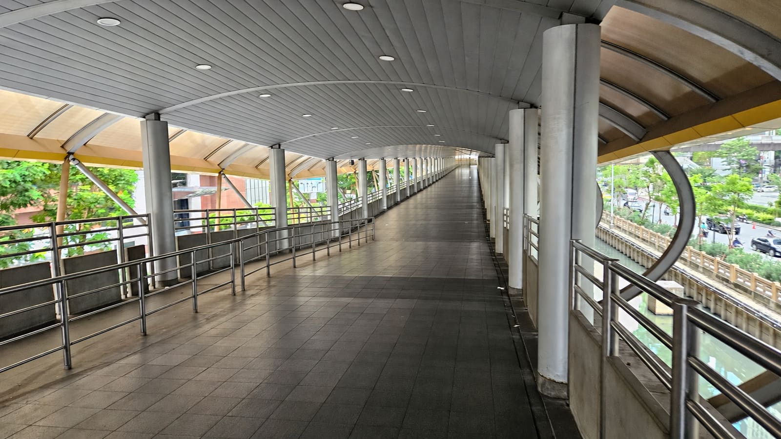 ทางเดินร่วมเชื่อมสถานีบีทีเอสช่องนนทรีไปอาคารสาทร ซิตี้ ทาวเวอร์