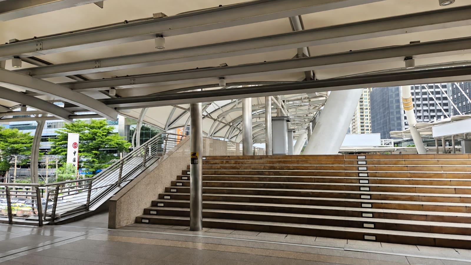 สะพานข้ามถนนสาทร